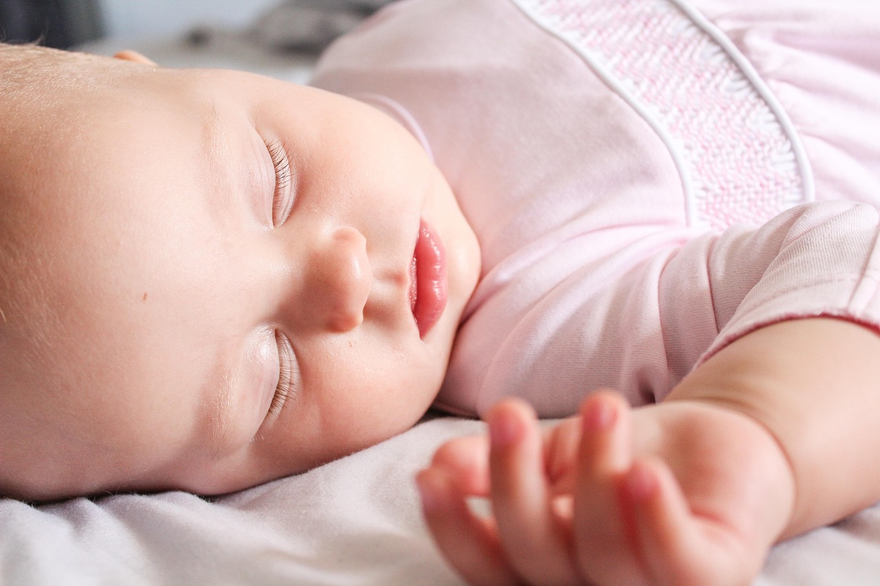 Come ridurre i risvegli notturni del tuo bambino con una tutina sicura e confortevole